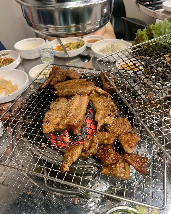숯불에 맛있게 구워진 돼지갈비와 반찬들