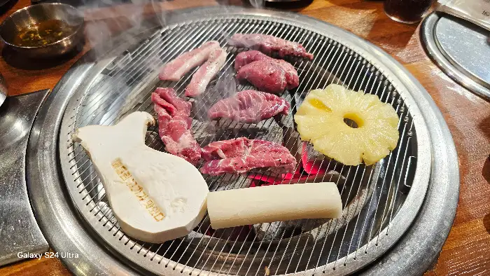 다양한 고기 부위와 파인애플, 버섯 굽는 모습