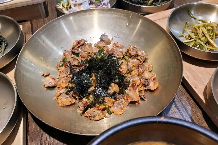 김명주뜰안채밥상 신중동점의 메인 요리