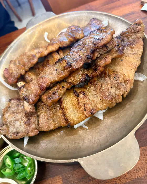 푸짐하게 담긴 직화 숯불갈비