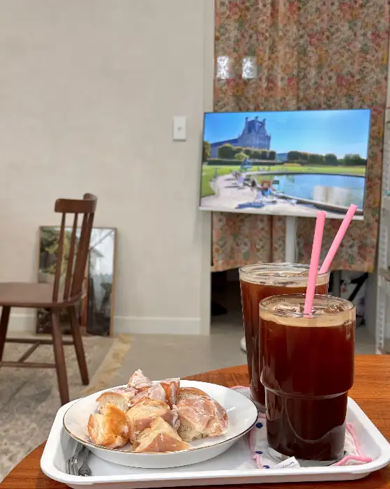 커피와 빵이 트레이에 담겨 있는 모습