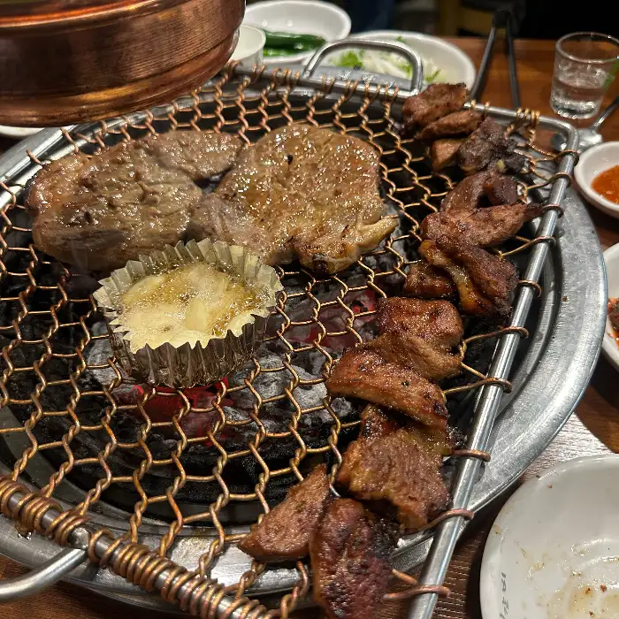 불판 위에서 익어가는 다양한 부위의 돼지갈비