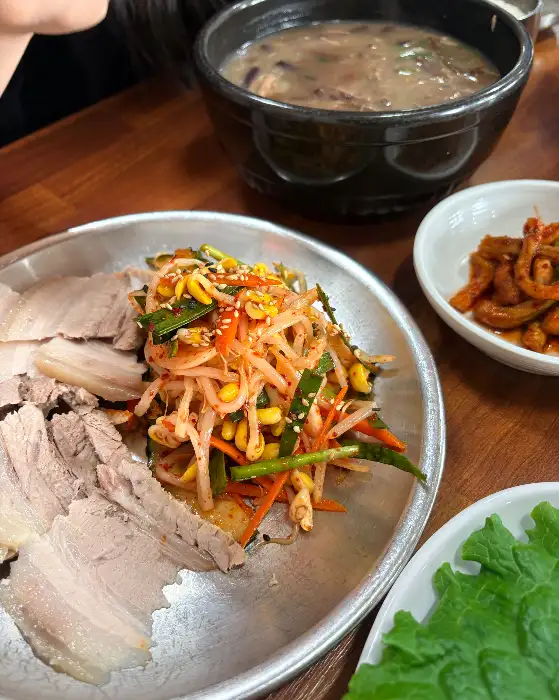 돔베고기와 콩나물무침