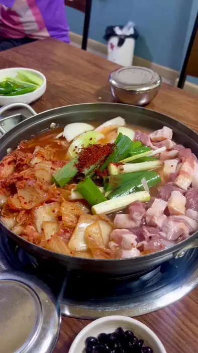 두루치기 재료가 푸짐하게 담긴 모습
