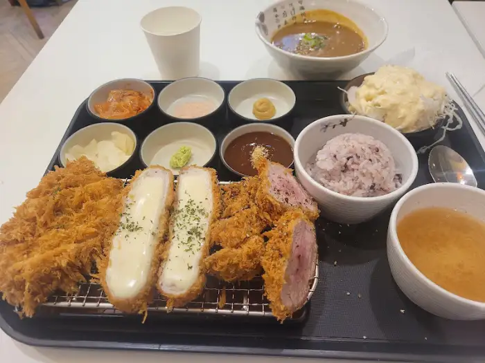 돈까스, 밥, 카레, 곁들임 반찬