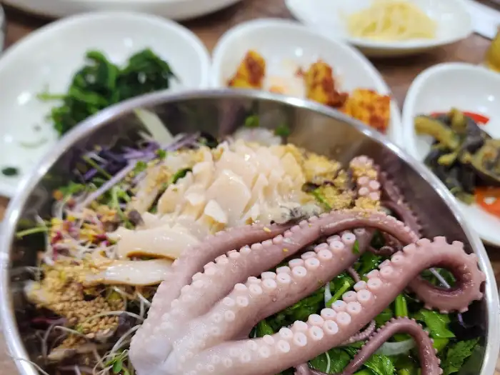 신선한 해산물이 푸짐하게 들어간 해물요리