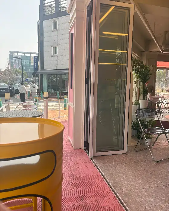 FOR ME 카페 외부 전경, 핑크색 외관과 통유리 입구
