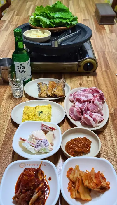 삼겹살과 곁들임 음식