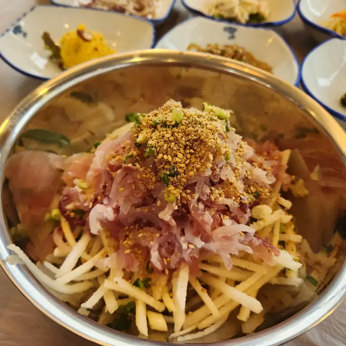 다양한 밑반찬과 함께 차려진 식사 상차림