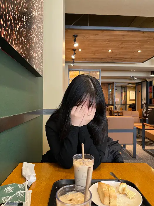 커피를 마시는 모습