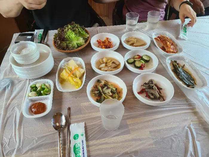 다양하고 정갈하게 차려진 밑반찬