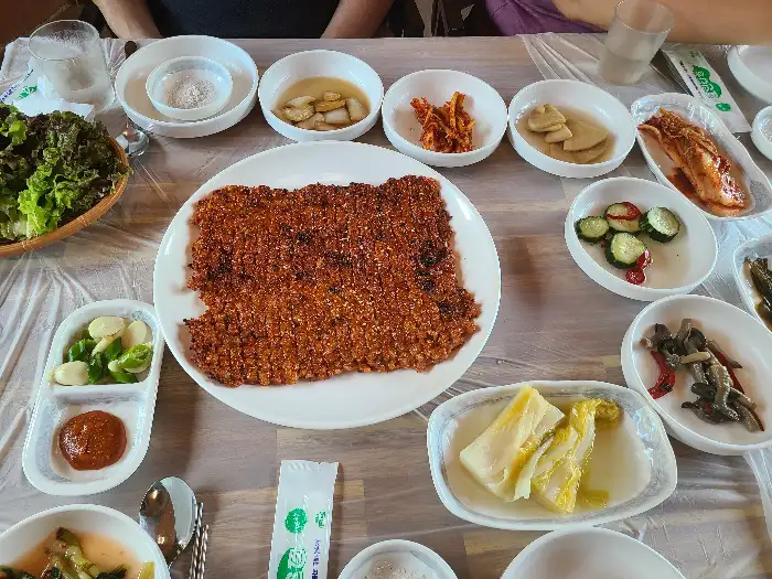 먹음직스러운 닭불고기와 밑반찬