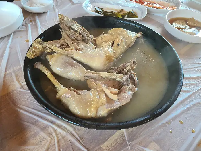 룸 공간의 테이블 세팅