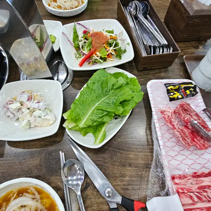 숯불 위에 구워지는 신선한 한우