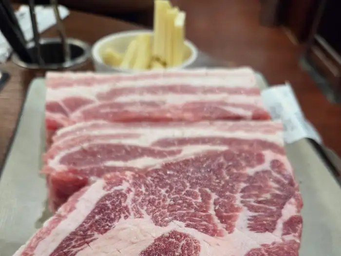 두툼하게 썰린 삼겹살