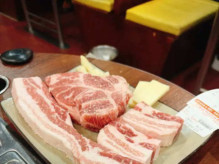 삼겹살과 목살, 그리고 곁들임 치즈