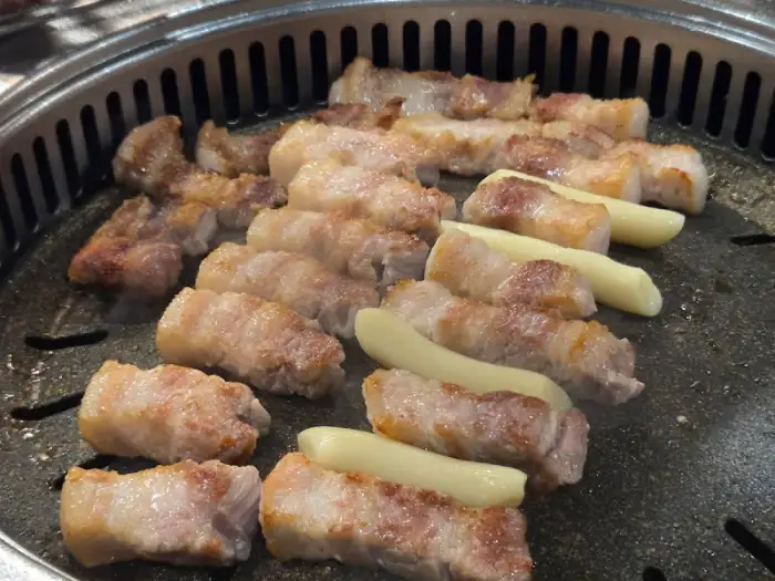 불판 위에서 익어가는 삼겹살