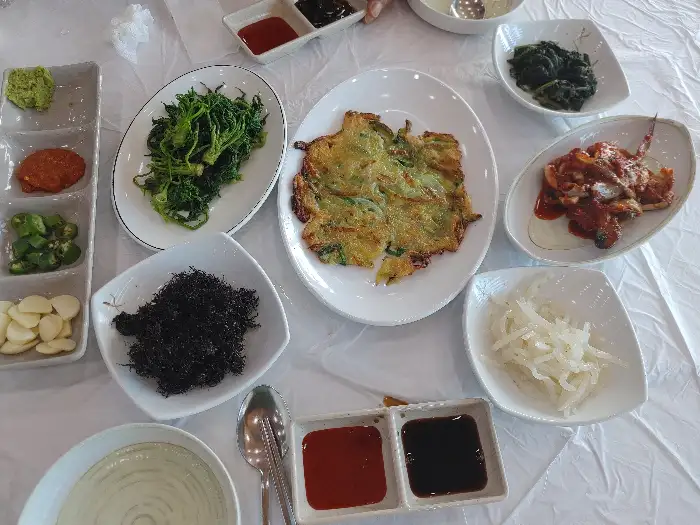 다양한 밑반찬과 호박전