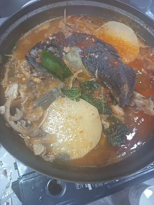 푸짐하게 끓여진 생선 매운탕
