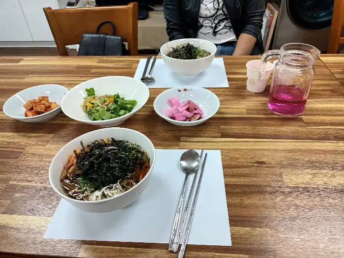 테이블에 차려진 묵밥과 반찬들