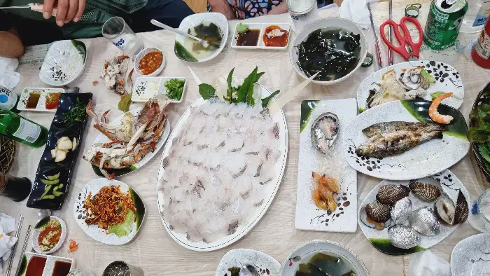 푸짐하게 차려진 횟집 한상차림