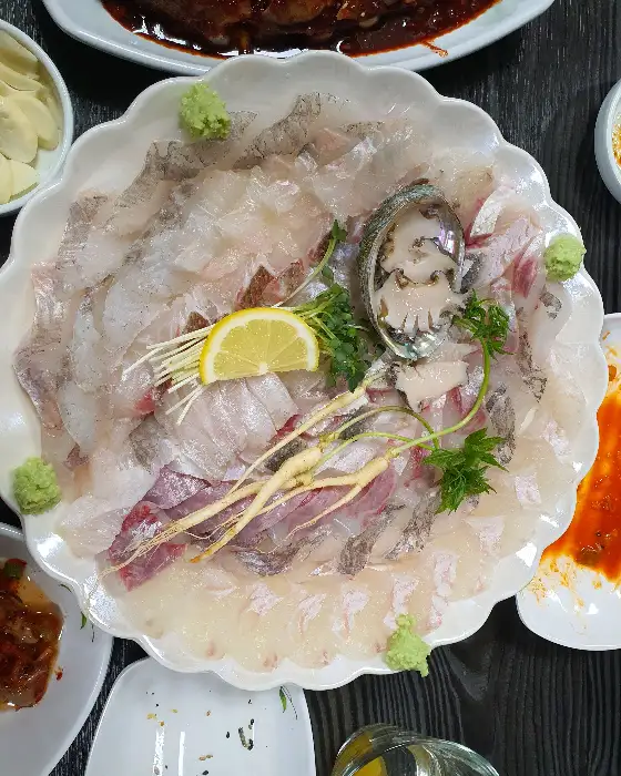 신선한 모듬회 한 접시