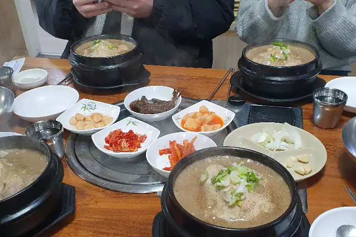 여러 그릇의 삼계탕과 밑반찬 모습