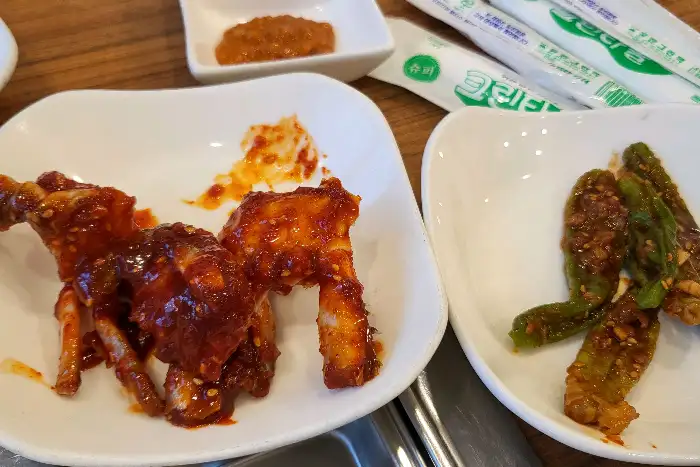 매콤한 양념이 버무려진 밥도둑, 밴댕이회무침과 아삭한 고추무침