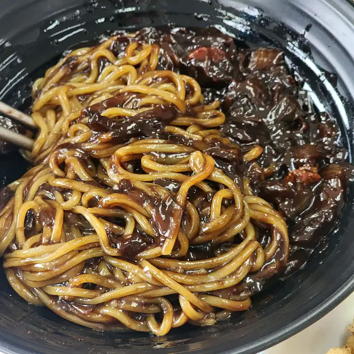 진한 짜장 소스가 듬뿍 올라간 짜장면