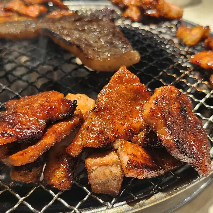 불판 위에 올려진 다양한 돼지고기 부위