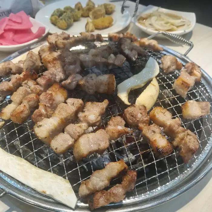 다양한 곁들임 메뉴와 함께 차려진 식탁