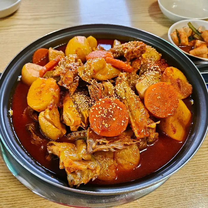 테이블에 차려진 닭볶음탕과 반찬
