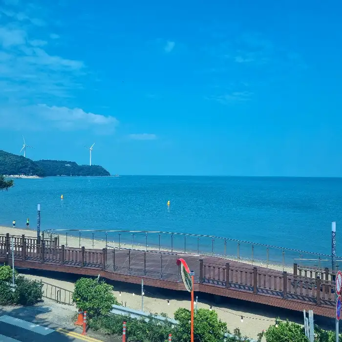 바다 풍경과 함께 찍힌 음료