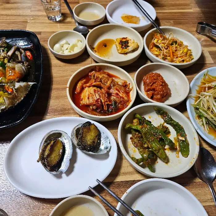 다양한 반찬과 간장게장