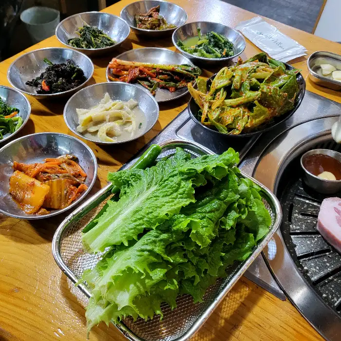 다양한 종류의 밑반찬과 쌈 채소