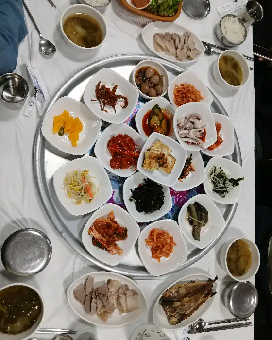 풍성하게 차려진 백반 한 상