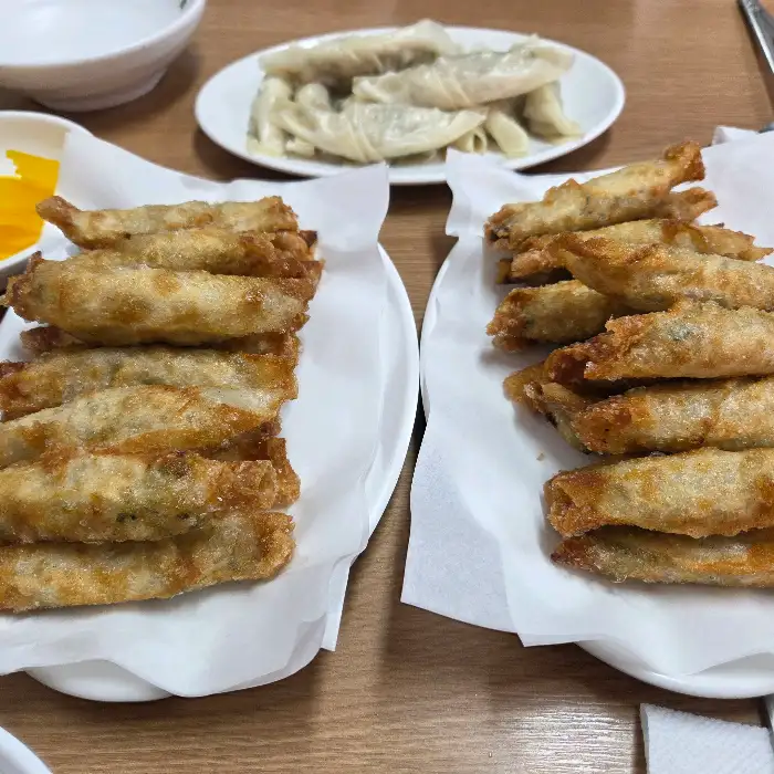 노릇하게 튀겨진 군만두 여러 개가 접시에 담겨 있음