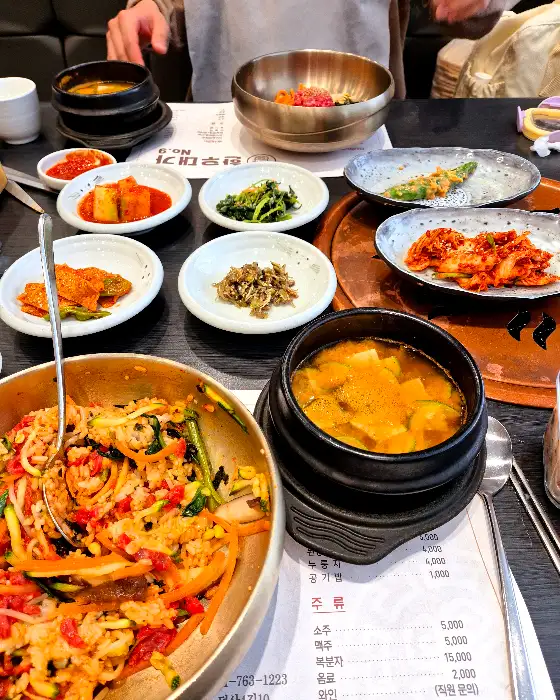 정갈하게 차려진 한정식 상차림, 비빔밥과 국, 여러 가지 밑반찬