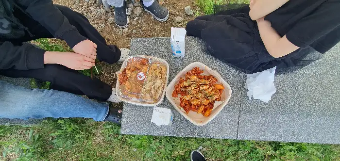 따뜻한 햇살 아래 펼쳐진 대게닭강정과 닭강정