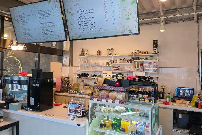 카페 카운터와 진열된 디저트