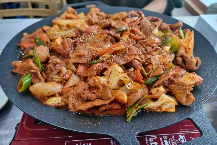 볶음밥을 볶기 전 쭈꾸미 삼겹살
