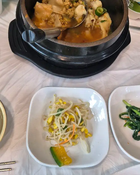 수제비와 참게가 가득 담긴 참게수제비