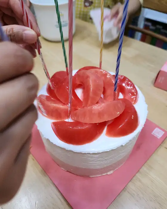 생일 케이크와 꽂힌 초