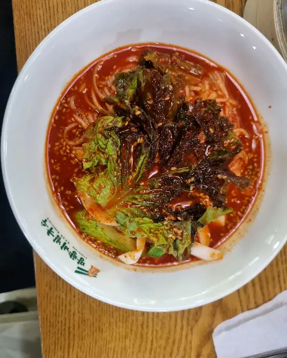 새콤달콤한 양념에 버무려진 비빔국수