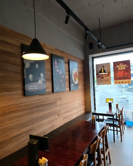 매장 전경 및 메뉴 포스터