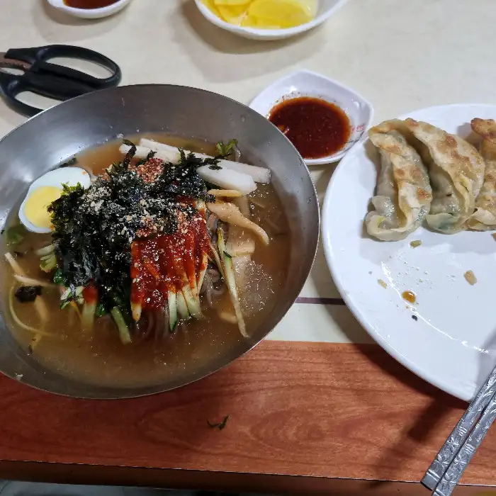 군만두와 막국수 한상차림