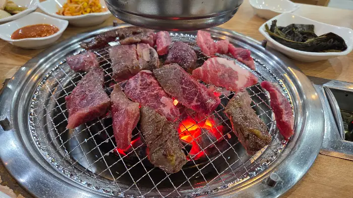 신선한 고기 조각들