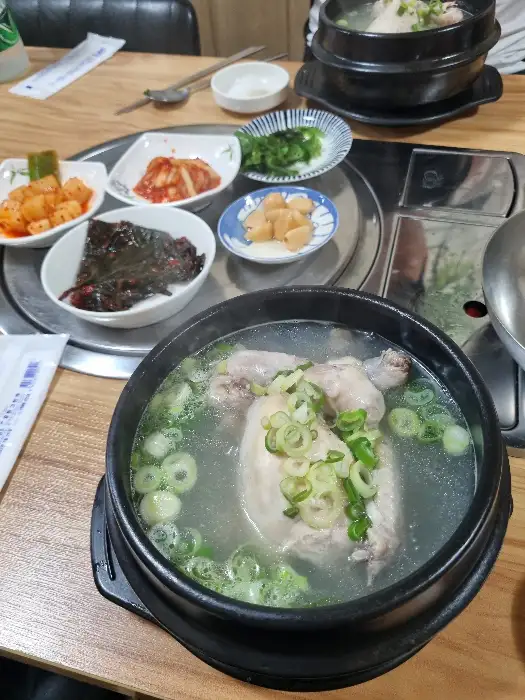 김이 나는 삼계탕을 클로즈업한 사진