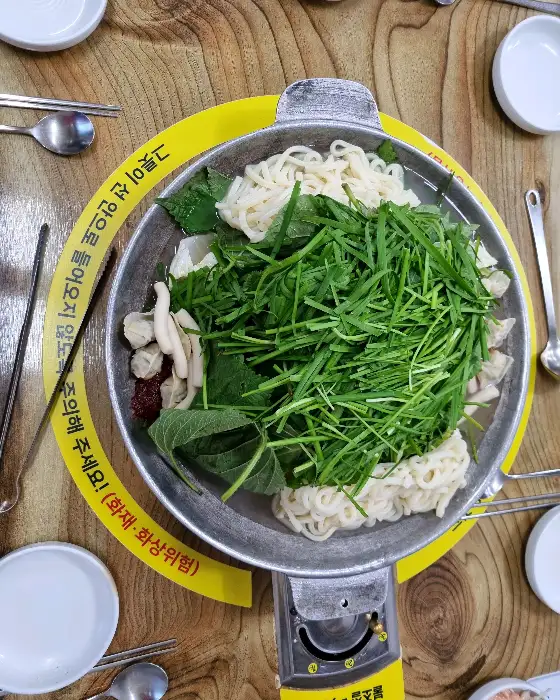 물닭갈비와 곁들임 찬