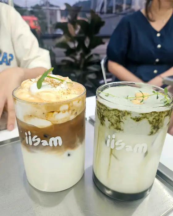 이삼 음료 - 쑥 크림 라떼와 아이스 아메리카노